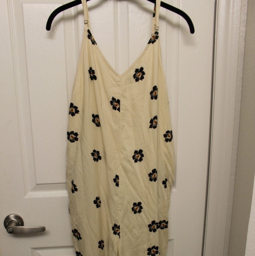 Lira Ivory Floral Jumpsuit w/pockets. NWOT